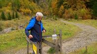 Schauplatz Gericht – Herr S. klagt bei einer Wanderung in den Tiroler Bergen über eine „Stolperfalle“ durch einen gespannten Elektro-Draht und möchte Schadenersatz vom Grundbesitzer.