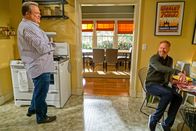Modern Family – Eric Stonestreet (Cameron Tucker), Jesse Tyler Ferguson (Mitchell Pritchett).