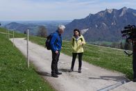 Gipfeltreffen (BR) – Werner Schmidbauer und Sabine Sauer bei der Gipfelbrotzeit auf dem Rehleitenkopf (1338 m).; Werner Schmidbauer und Sabine Sauer auf dem Weg zum Rehleitenkopf (1338 m) - mit Kameramann.; Sabine Sauer auf dem Weg zum Rehleitenkopf (1338 m).; Werner Schmidbauer und Sabine Sauer auf dem Weg zum Rehleitenkopf (1338 m).