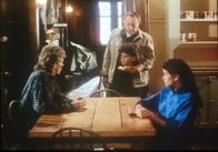 MacGyver – (v.l.n.r.) MacGyver (Richard Dean Anderson), Sheriff Cliff Howels (Arlen Dean Snyder) und Penny (Teri Hatcher) versuchen, die Geheimnisse des verlassenen Hauses zu klären.