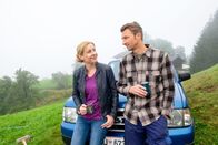Der Bergdoktor – Nach der Trennung von ihrem Freund bietet Hans Gruber (Heiko Ruprecht) Susanne Dreiseitl (Natalie O'Hara) seine Freundschaft an.