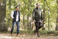 Bull – Bull (Michael Weatherly, r.) und Benny (Freddy Rodriguez, l.) sind nicht, wie ursprünglich vereinbart, zu Angeln nach Kavanagh gereist, sondern, um einen jungen Mann zu unterstützen, der wegen Brandstiftung vor Gericht steht. Denn im Gegensatz zu allen anderen Bewohnern ist Bull von Peters Unschuld überzeugt ...