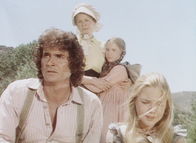 Unsere kleine Farm – Charles (Michael Landon, l.), Caroline (Karen Grassle, 2.v.l.), Mary (Melissa Sue Anderson, r.) und Laura (Melissa Gilbert, 2.v.r.) machen sich große Sorgen um Carrie.
