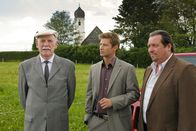 Die Rosenheim-Cops – Hat Chauffeur Walter Zengler (li. Elert Bode) etwas vor den Kommissaren Prantl (re. Andreas Giebel) und Hansen (mi. Igor Jeftic) zu verbergen?