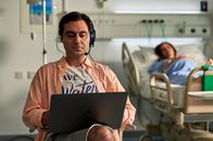 Dead Pixels – Usman (Sargon Yelda) kann selbst im Krankenhaus bei seiner Frau Zara (Noush Skaugen) das Spielen nicht lassen.