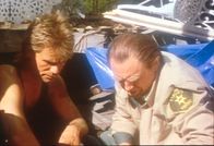 MacGyver – MacGyver (Richard Dean Anderson, l.) und Sheriff Cliff Howels (Arlen Dean Snyder, r.) begutachten einen alten Schädel.