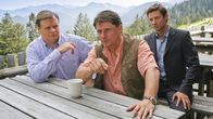 Die Rosenheim-Cops – Sauter (Christian Spatzek, M.) kandidierte am Vortag gegen das Opfer und verlor die Wahl. Dass er aus Rache zugeschlagen hat, können sich Hansen (Igor Jeftic, r.) und Hartl (Michael A. Grimm, l.) durchaus vorstellen.