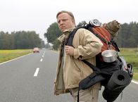 Tatort – Kommissar Frank Thiel (Axel Prahl) hofft auf eine Mitfahrgelegenheit zum Flughafen, sonst verpasst er seinen Flieger in den Urlaub.
