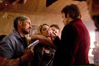 Drive Angry – Bei dem Versuch, ein unschuldiges Mädchen aus den Fängen von Satanisten-Guru Jonah King (Billy Burke, r.) und seinen Anhängern zu befreien, gerät die attraktive Kellnerin Piper (Amber Heard, 2.v.l.) selber ins Visier. Doch würde ihr Partner, der flüchtige Kriminelle Milton, sie wirklich für seine Tochter opfern?