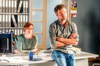 SOKO Kitzbühel – Bei dem Fall einer ermordeten Mathematiklehrerin sind Nina Pokorny (Julia Cencig) und Lukas Roither (Jakob Seeböck) hin und her gerissen: Ist ein Schüler oder ein Lehrer zum Mörder geworden und zu welchem Preis?