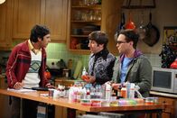 The Big Bang Theory – Um Pennys Traum von einem eigenen Haarspangen-Unternehmen zu realisieren, helfen auch Leonard (Johnny Galecki, r.), Howard (Simon Helberg, M.) und Raj (Kunal Nayyar, l.) mit ....