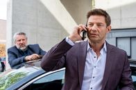 Die Rosenheim-Cops – Während die Kommissare Stadler (Dieter Fischer, l.) und Hansen (Igor Jeftić, r.) ermitteln, werden sie von Frau Stockl telefonisch über die über die neusten Entwicklungen im Fall informiert.