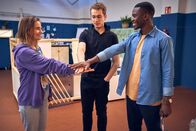 neoriginal: Start the fck up – Jana (Olga von Luckwald, l.), Kenny (Kelvin Kilonzo, r.) und Jens (László Branko Breiding, M.) beschließen ab jetzt gemeinsam an Janas Idee der "PAM" zu arbeiten.