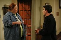 Two and a Half Men – Aus Angst, ihm könnte das selbe Schicksal wie seinem besten Freundes widerfahren, versucht Charlie (Charlie Sheen, r.) sich mit seiner Haushälterin Berta (Conchata Ferrell, l.) auszusöhnen ...