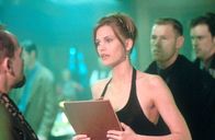 Maximum Risk – Alains einzige Verbündete ist die Bardame Alex (Natasha Henstridge) ...