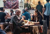Contra – L-R: Richard Pohl (Christoph Maria Herbst) und Naima Hamid (Nilam Farooq)