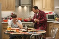 Two and a Half Men – Auf der Suche nach Spielkameraden für ihren Pflegesohn Louis, machen Alan (Jon Cryer, r.) und Walden (Ashton Kutcher, l.) Bekanntschaft mit Danielle, Laurel und Julie, den attraktiven, sexhungrigen Müttern von Louis' potenziellen neuen Spielkameraden ...