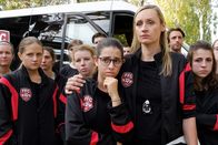 SOKO Wien – Die Fußballmannschaft wird informiert, dass ihre Mitspielerin Larissa tot aufgefunden wurde. Von links: Emily (Larissa Gazdag-Peichär), Trainerin Nina Hartl (Barbara Sotelsek), erste Reihe dahinter von links: Minou (Kira Schimmel), Kira (Julia Wozek), Julia (Philine Hofmann).