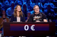 Wer weiß denn sowas? – Moderator Kai Pflaume und seine Rateteam-Kapitäne Bernhard Hoëcker und Elton (r.) begrüßen in dieser Sendung den Schauspieler, Kabarettisten und Theaterleiter Dieter Hallervorden und seine Ehefrau, die ehemalige Stuntfrau und heutige Regieassistentin Christiane Zander (l.).