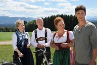 Sturm der Liebe – ARD STURM DER LIEBE FOLGE 1863 Uhr im ERSTEN. Zu Hildegards (Antje Hagen, l.) Erleichterung veranlasst Magdalena (Petra Berndt, 2.v.r.), dass ihr Dreh mit Alfons (Sepp Schauer, 2.v.l.) verschoben wird. Reqisseur Sascha Eisenstein (Steffen Nowak, r.) ist verärgert.