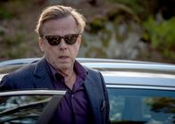 Mankells Wallander – In betrunkenem Zustand ließ Wallander (Krister Henriksson) seine Dienstwaffe in der Kneipe liegen und ist für drei Wochen suspendiert.