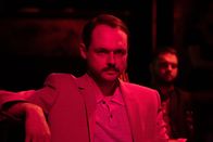 DogMan – Versicherungsschadensregulierer Ackerman (Christopher Denham) beobachtet Doug bei einem Auftritt in der Show.
