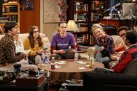 The Big Bang Theory – Die Liebe und die Suche nach dem perfekten Hochzeitstag beschäftigen (v.l.n.r.) Howard (Simon Helberg), Bernadette (Melissa Rauch), Amy (Mayim Bialik), Sheldon (Jim Parsons), Penny (Kaley Cuoco), Leonard (Johnny Galecki) und Raj (Kunal Nayyar) ...