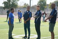 The Rookie – Officer Bradford (Eric Winter, 2. v. r.) und sein Rookie Jackson West (Titus Making Jr, 2. v. l.) sollen als freiwillige Football Trainer im Rahmen eines Community Policing Projektes aushelfen.