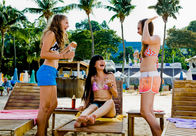 Emm@s Ch@troom – Emma (Sophie Karbjinski, li.), Jackie (Charlotte Nicdao, Mi.) und Ally (Marny Kennedy, re.) haben Spaß am Strand von Singapur.