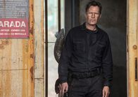 Planet der Affen: Revolution – Der charismatische Anführer Dreyfus (Gary Oldman) macht die Affen für die Beinahe-Ausrottung der Menschen verantwortlich und hetzt gegen ihre Herrschaft. Deshalb sammelt er eine gewaltbereite Gefolgschaft um sich und provoziert damit einen entscheidenden Kampf zwischen Menschen und Affen ...