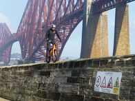 Edinburgh - die Perle Schottlands – Die Molen unterhalb der Forth Bridge sind ideales Trainingsterrain für YouTube-Star Danny MacAskill