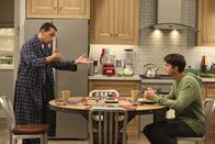 Two and a Half Men – Während Alan (Jon Cryer, l.) weiterhin eine Affäre mit Lyndsey hat, feiert Walden (Ashton Kutcher, r.) eine wilde Party mit Jenny und ihren Freundinnen ...