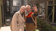 Inside Amsterdam – Daniel Aßmann (r) zusammen mit Insiderin Theresa Huber in Hinterhöfen von Amsterdam.