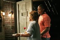 Desperate Housewives – Betty (Alfre Woodard, l.) und Matthew (Mehcad Brooks, r.) scheinen einen Mitbewohner im Keller zu verstecken ...