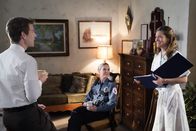 Young Sheldon – (v.l.n.r.) Pastor Jeff (Matt Hobby); Officer Robin (Mary Grill); Mary Cooper (Zoe Perry)