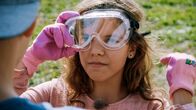 SommerCamp - Back To the Roots – Bevor es richtig los geht, werden aber erst mal die Schutzbrillen aufgesetzt. Carlotta hat den Durchblick!