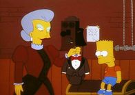 Die Simpsons – Belle (li.) engagiert Bart (re.) als Conférencier.