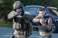 SOKO Kitzbühel – Geiselnahme in einer Tankstelle. Lukas Roither (Jakob Seeböck, r.) und Spezialkräfte der "Cobra" (Komparse, l.) machen sich bereit zum Sturm.