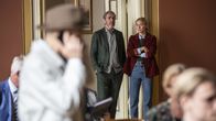 Bäckström – Bäckström (Kjell Bergqvist, Mitte) und Ankan Carlsson (Agnes Lindström Bolmgren) nehmen den Kunsthändler Dubrovik (Stephen Rappaport, re.) ins Visier.
