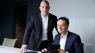 Leschs Kosmos – Zur neuesten Generation der PV-Technologie gehören die sogenannten farbstoffsensibilisierten Solarzellen (DSSC). Henrik Lindström (r.) und Giovanni Fili (l.)