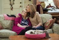 Mom – Tammy (Kristen Johnston, l.); Bonnie (Allison Janney, r.)