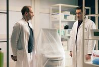 In aller Freundschaft – Dr. Philipp Brentano (Thomas Koch, re.) überrascht seinen Kollegen und Freund Dr. Kai Hoffmann (Julian Weigend, li.) in einem Lagerraum. Sofort versteckt Kai etwas hinter seinem Rücken. Nach allem, was Kai gerade durchgemacht hat, vermutet Philipp, dass er wieder trinkt.