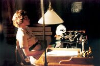Taking Sides - Der Fall Furtwängler – Emmi Straube (Birgit Minichmayr) protokolliert die Verhöre, sie bewundert jedoch Furtwängler.