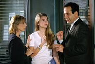 Monk – (v.li.) Traylor Howard (Natalie Teeger), Emmy Clarke (Julie Teeger), Tony Shalhoub (Adrian Monk).