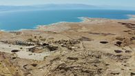 Lost Places – Rund 400 neue Krater treten jedes Jahr entlang der Küste des Toten Meeres auf, wodurch komplette Orte vom Boden verschluckt werden können.