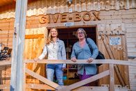 Ansichtssache – Cornelia und Isabell bei Give-Box in Wiener Neudorf.