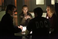 Castle – In der Todeszelle treffen Castle (Nathan Fillion, l.) und seine Tochter Alexis (Molly C. Quinn, 2.v.l.) auf den zum Tode verurteilten Frank Henson (James Carpinello, 2.v.r.) und dessen verzweifelte Verlobte Maggie (Joelle Carter, r.) ...