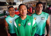 Hardball – Auch Daddys (Daya Sao-Mafiti, mi.) Teamkollegen von den Bullfrogs sind beim Verkaufen mit von der Partie, um Team Mahaki zu unterstützen.