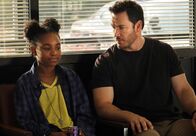 The Passage - Das Erwachen – Amy Bellafonte (Saniyya Sidney, l.); Brad Wolgast (Mark-Paul Gosselaar, r.)