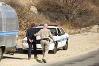 The Mentalist – Damit Jane (Simon Baker, l.) wieder mit dem FBI zusammenarbeitet, da sie seine Hilfe benötigen, lässt Lisbon ihn durch einen Polizisten (Rocky McMurray, r.) verhaften und ihn in die Zentrale nach Austin bringen ...